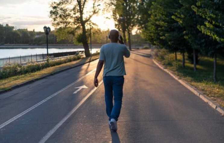 Mengenal Silent Walking untuk Kesehatan Mental