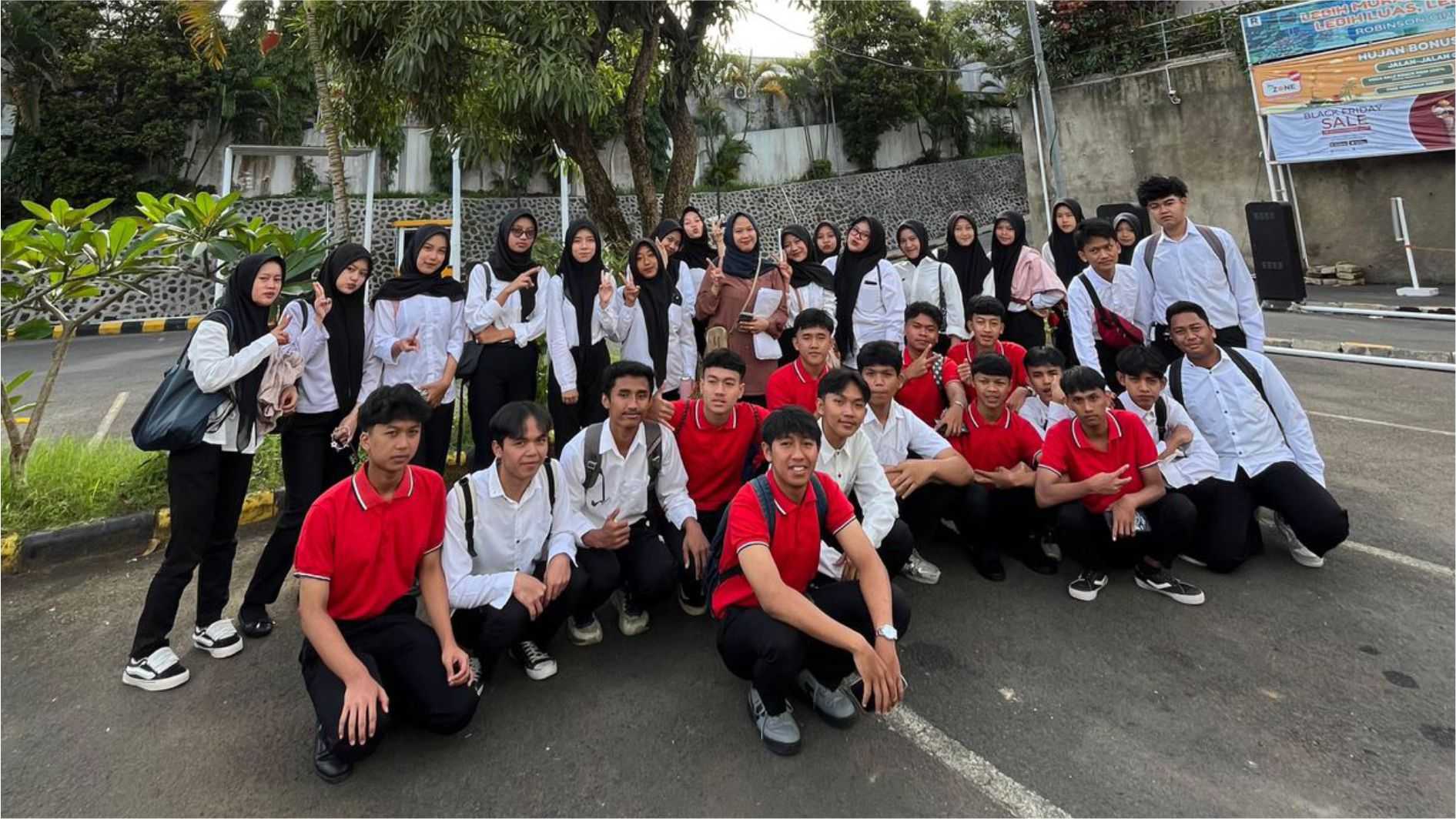 Tingkatkan Kompetensi dan Kemitraan Sekolah, Puluhan Siswa SMK Muhammadiyah Garut Melaksanakan Magang Industri di Ramayana Garut