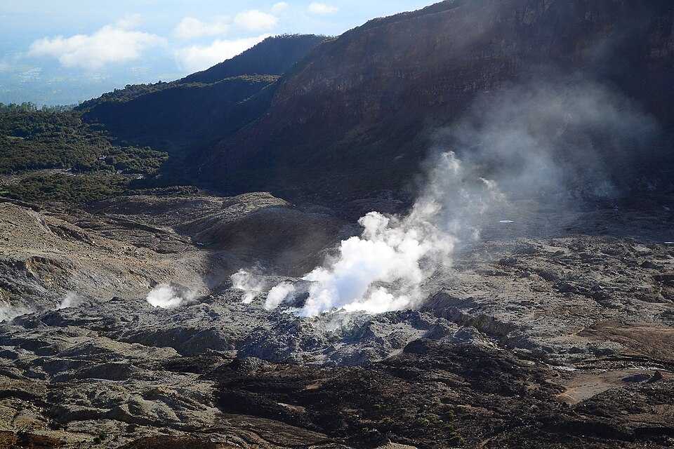Panduan Lengkap Wisata Kawah Papandayan 2026: Harga Tiket, Jalur, dan Spot Foto Terbaik